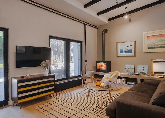 Aavaas Semesterbostad Pula